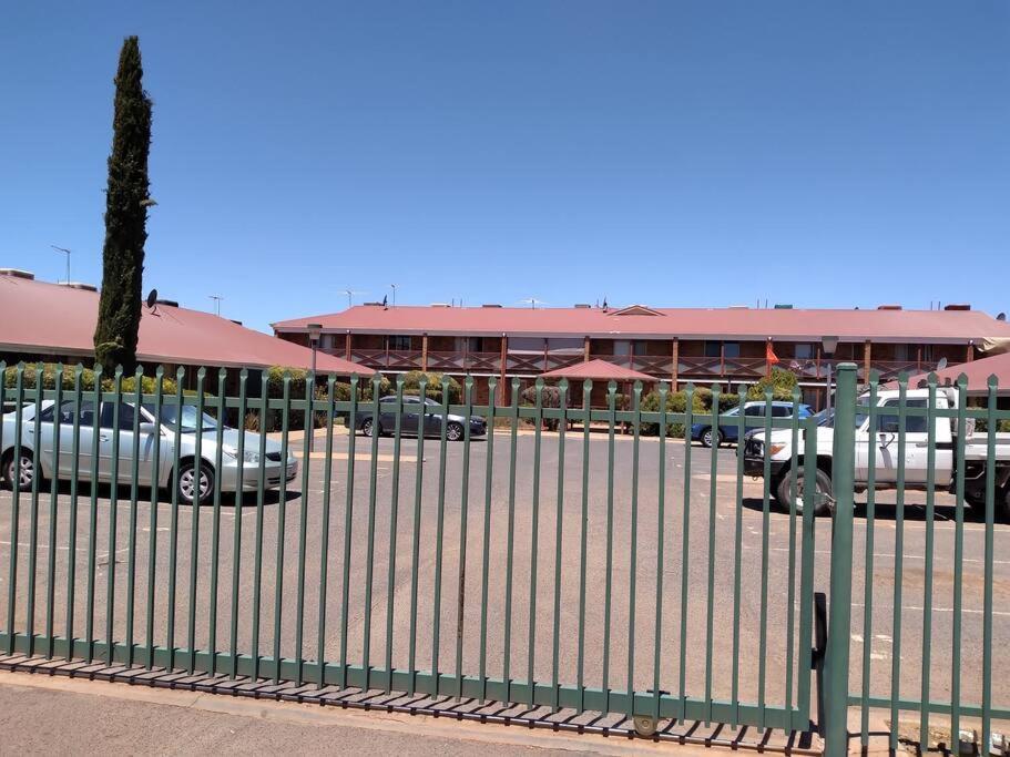 Cosy 2 Bedroom Unit In A Secure Gated Complex Kalgoorlie Esterno foto