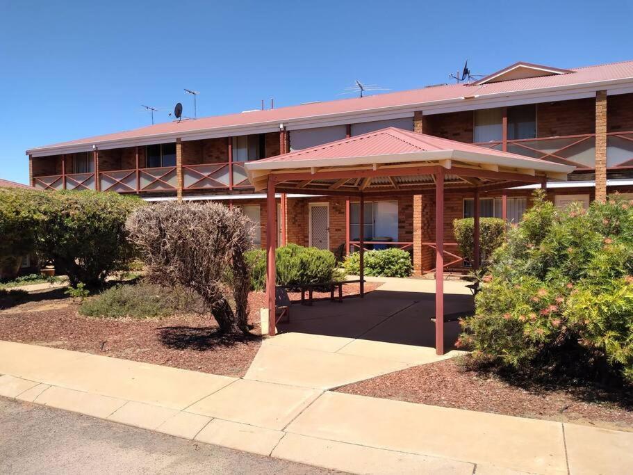 Cosy 2 Bedroom Unit In A Secure Gated Complex Kalgoorlie Esterno foto