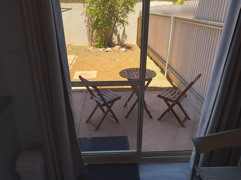 Cosy 2 Bedroom Unit In A Secure Gated Complex Kalgoorlie Esterno foto