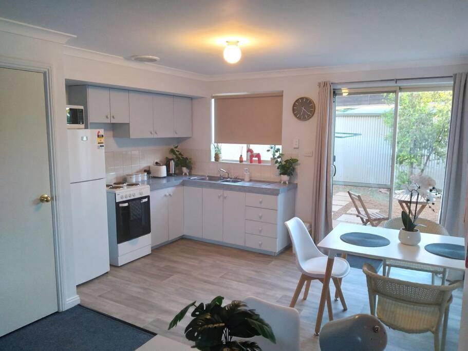 Cosy 2 Bedroom Unit In A Secure Gated Complex Kalgoorlie Esterno foto