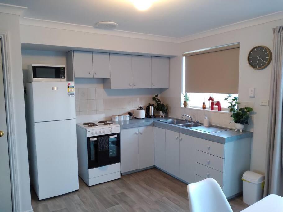 Cosy 2 Bedroom Unit In A Secure Gated Complex Kalgoorlie Esterno foto