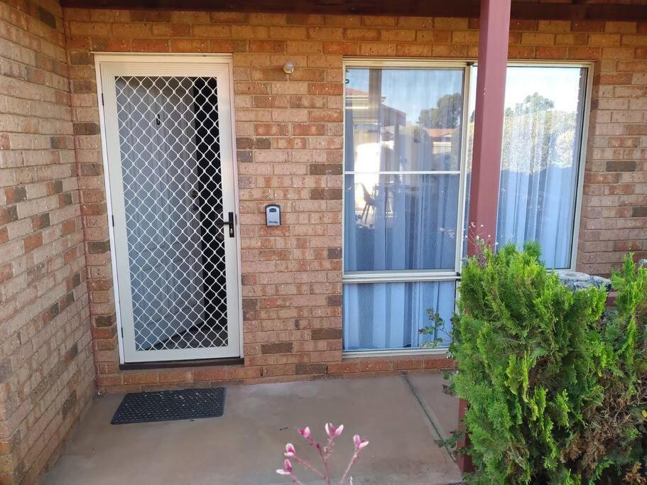 Cosy 2 Bedroom Unit In A Secure Gated Complex Kalgoorlie Esterno foto